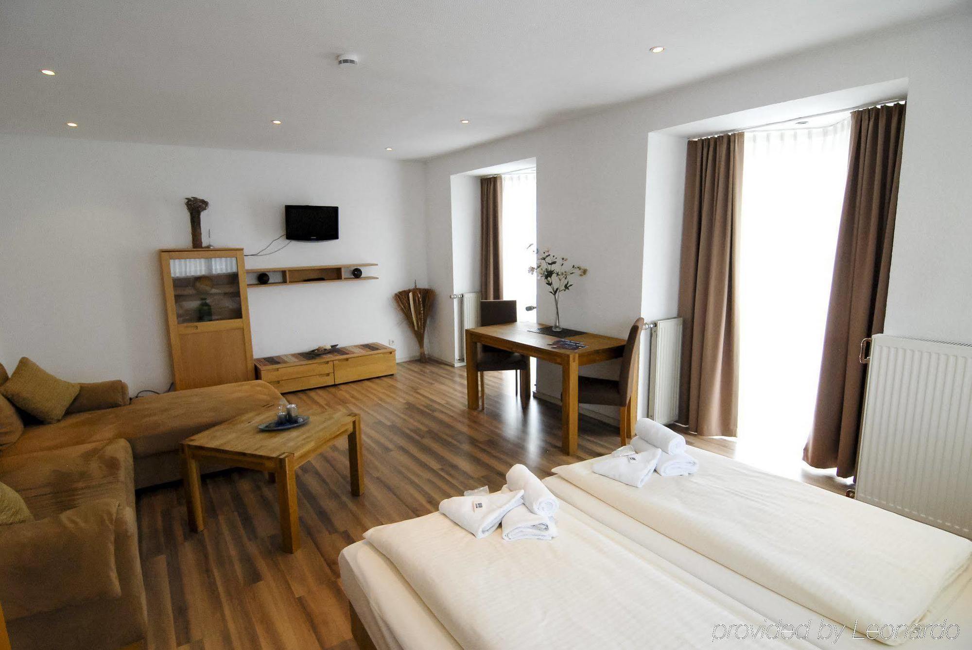 Petul Apart Hotel Ernestine Есен Екстериор снимка
